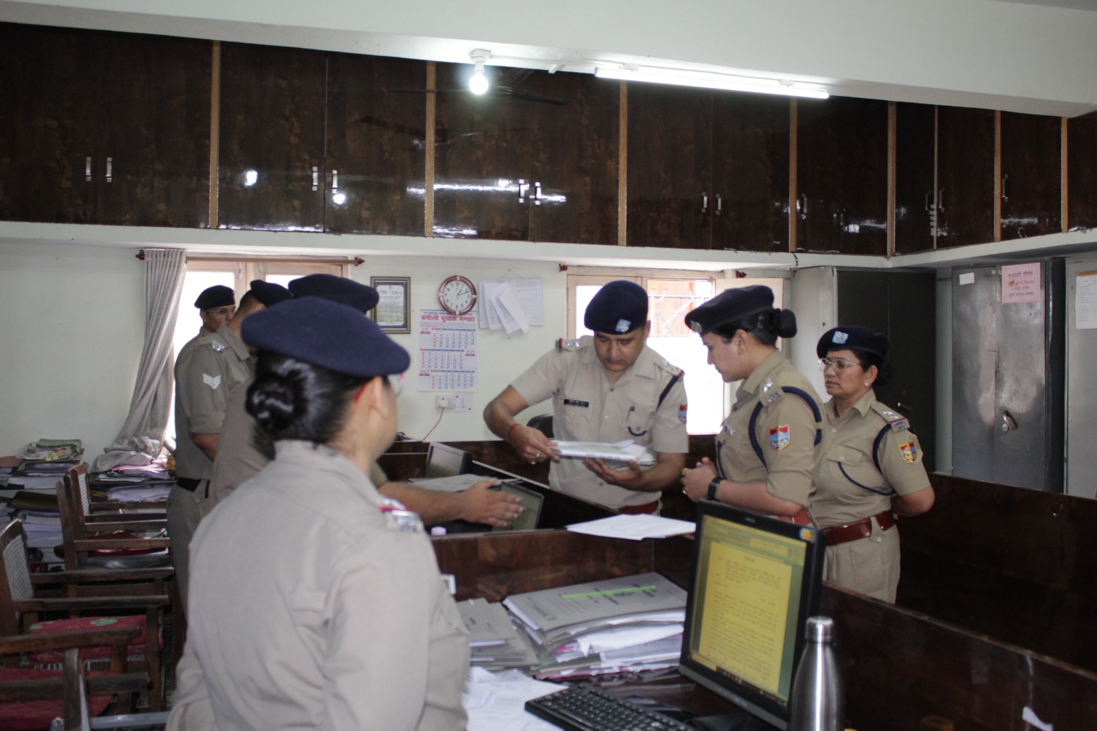 एसपी रेखा यादव ने पुलिस कार्यालय की प्रधान लिपिक और आंकिक शाखा का किया वार्षिक निरीक्षण