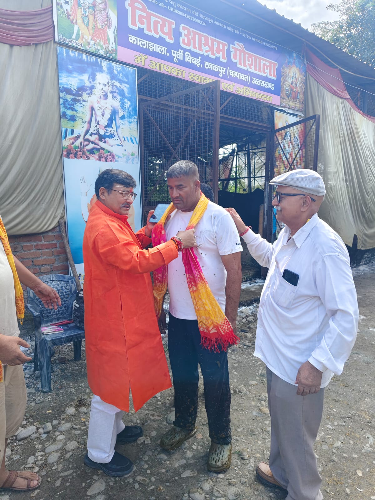 जल पुलिस जवान की गौसेवा को गौ सेवा आयोग अध्यक्ष ने सराहा, नित्य आश्रम गौशाला काला झाला का निरीक्षण कर रविंद्र कुमार को किया सम्मानित।