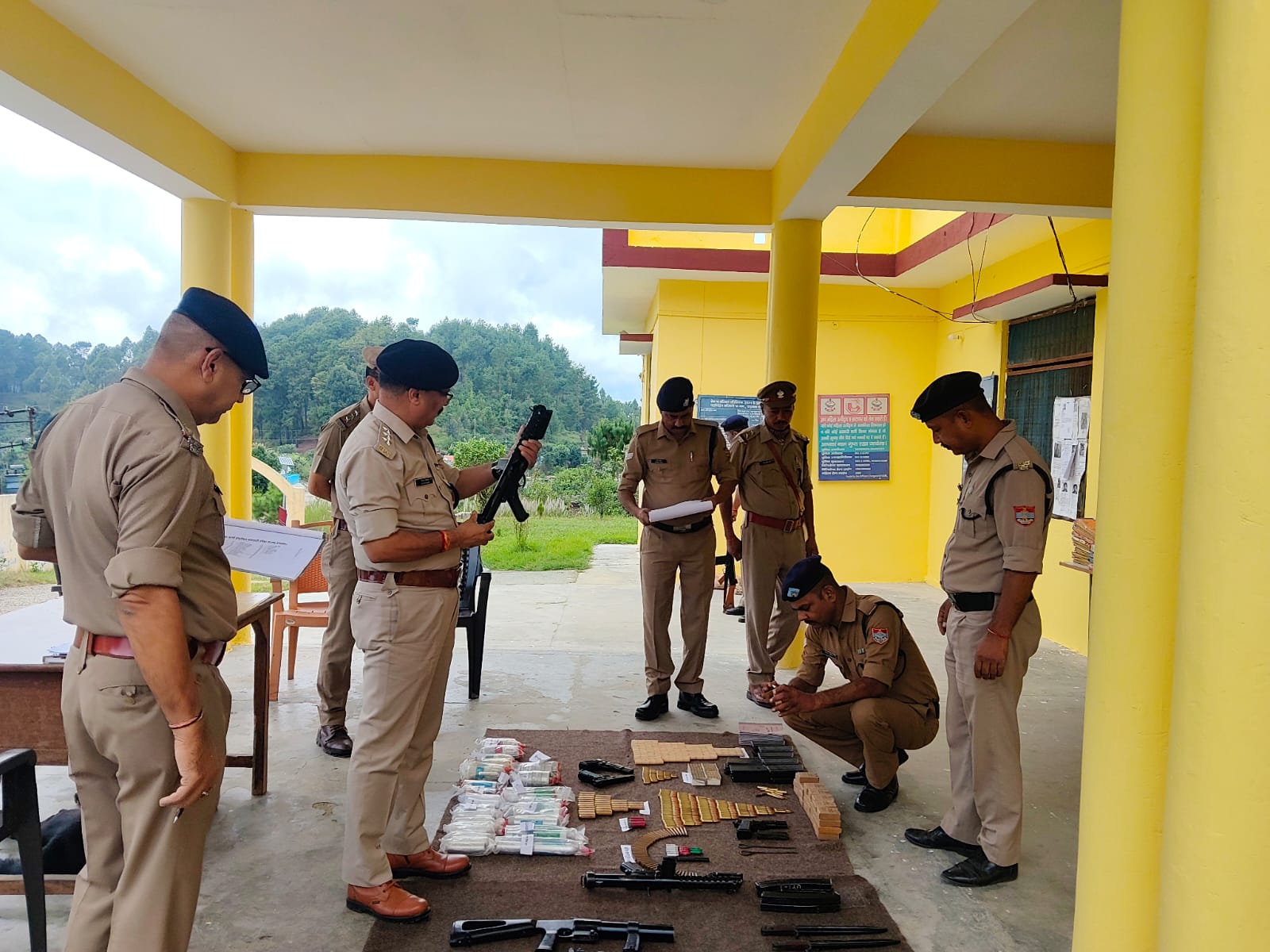कोतवाली पंचेश्वर का अर्द्धवार्षिक निरीक्षण, क्षेत्राधिकारी देवेंद्र सिंह कप्रवाण ने व्यवस्थाओं का लिया जायजा, लंबित मामलों के समयबद्ध निस्तारण के दिए निर्देश