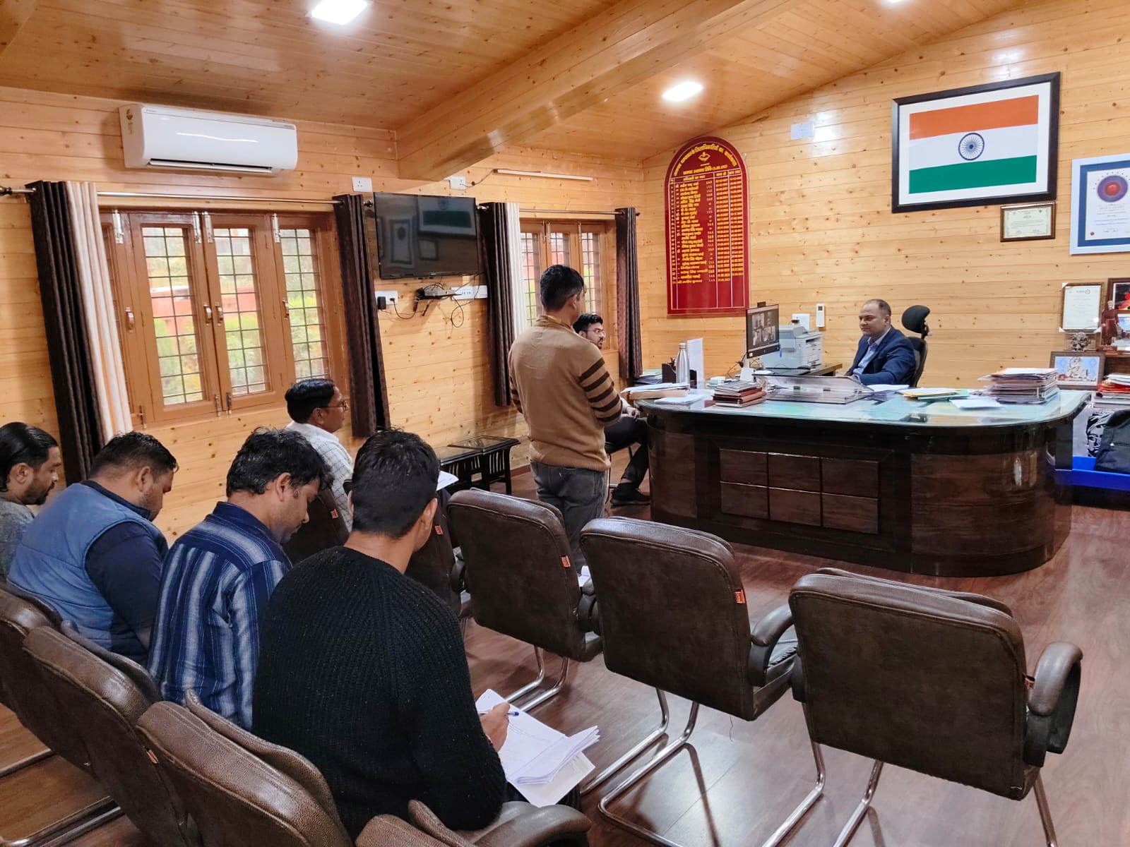चम्पावत में SARRA और 25 सूत्रीय कार्यक्रमों की समीक्षा, विकास कार्यों में गुणवत्ता और समयबद्धता पर जोर।