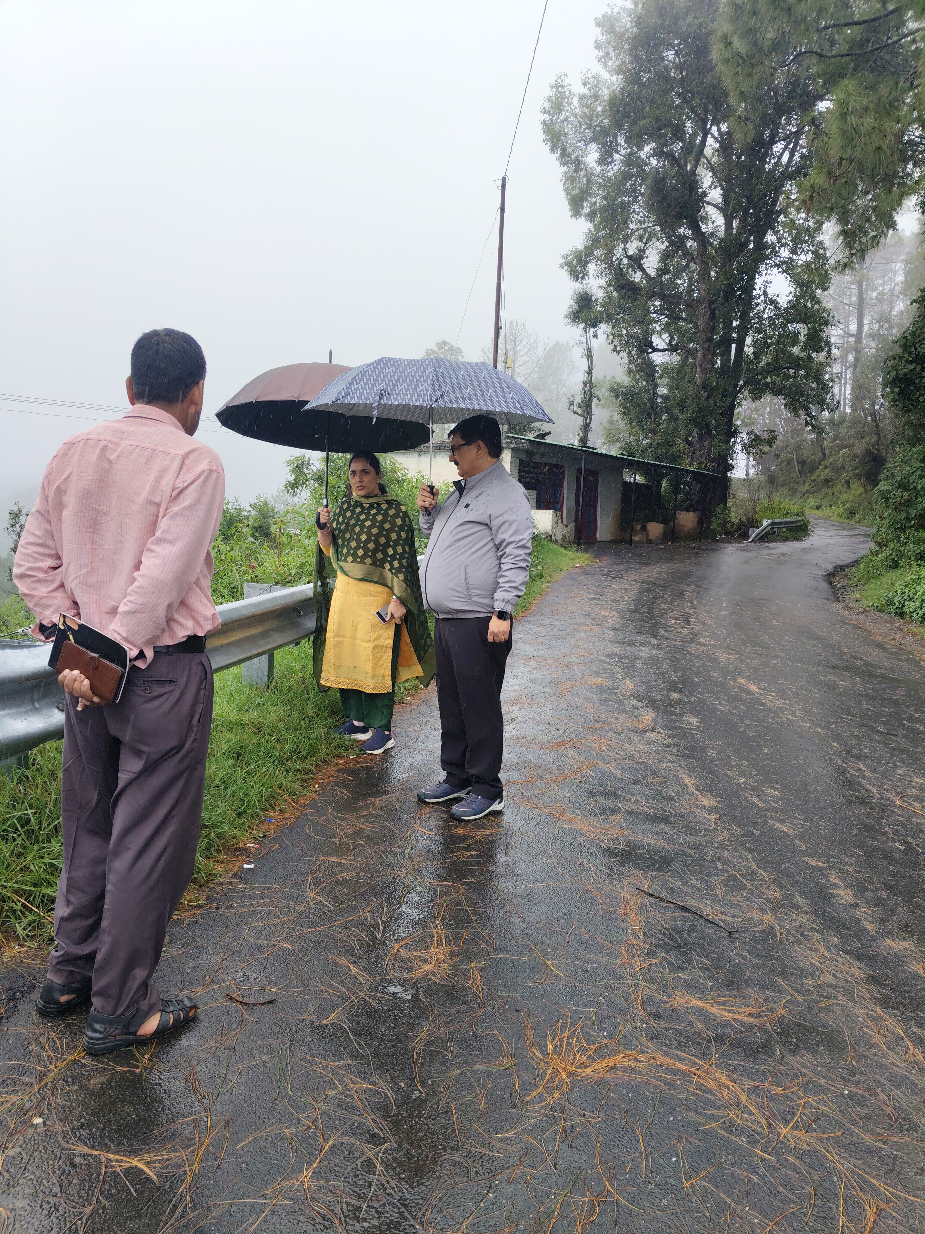 बारिश से जनजीवन अस्त-व्यस्त, जिलाधिकारी ने रद्द किए अधिकारियों के अवकाश, सड़कों से मलबा हटाने में जुटी टीमें।