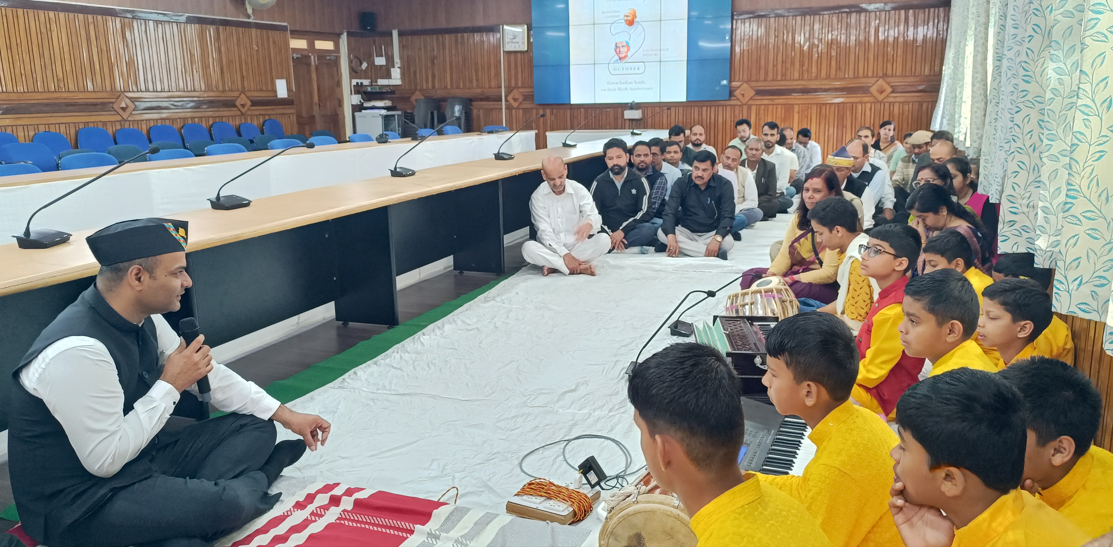 महापुरुषों के आदर्श अपनाकर जनसेवा को बनाएं प्राथमिकता: डीएम