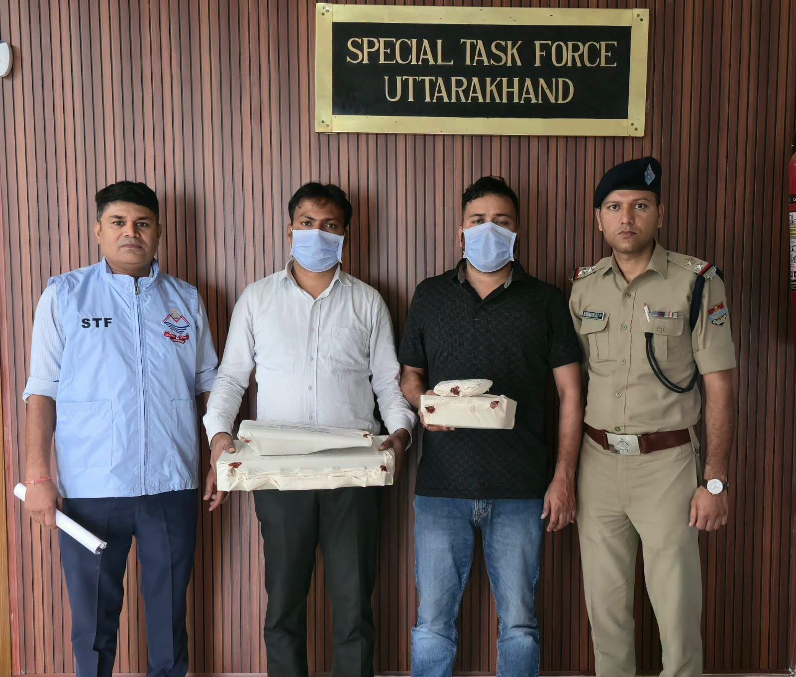 देहरादून में अवैध SIM Box से चल रहा संदिग्ध कॉल सेंटर पकड़ा, दो गिरफ्तार।