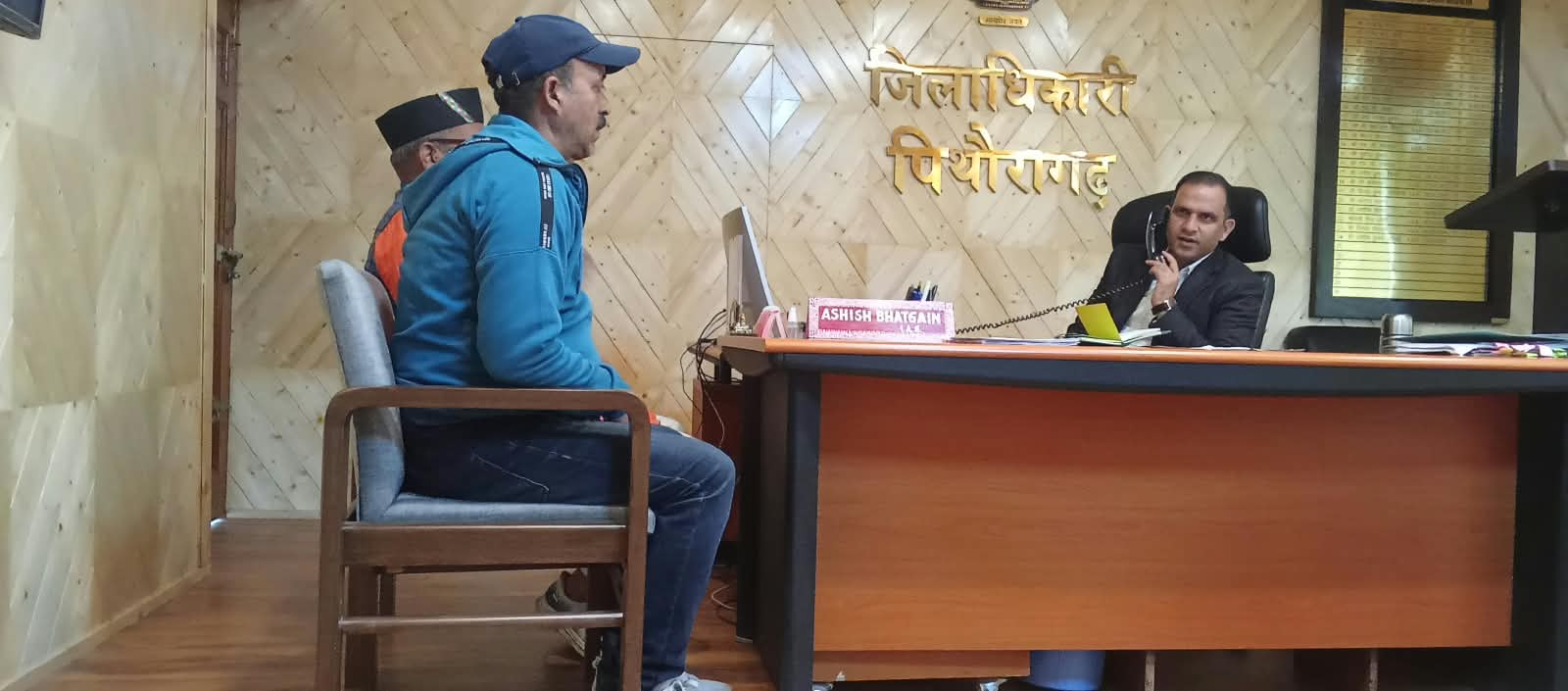 बेरीनाग-चौकोड़ी में बिजली-पानी के नए कनेक्शन का मामला उठा, विधायक ने डीएम को सौंपा ज्ञापन