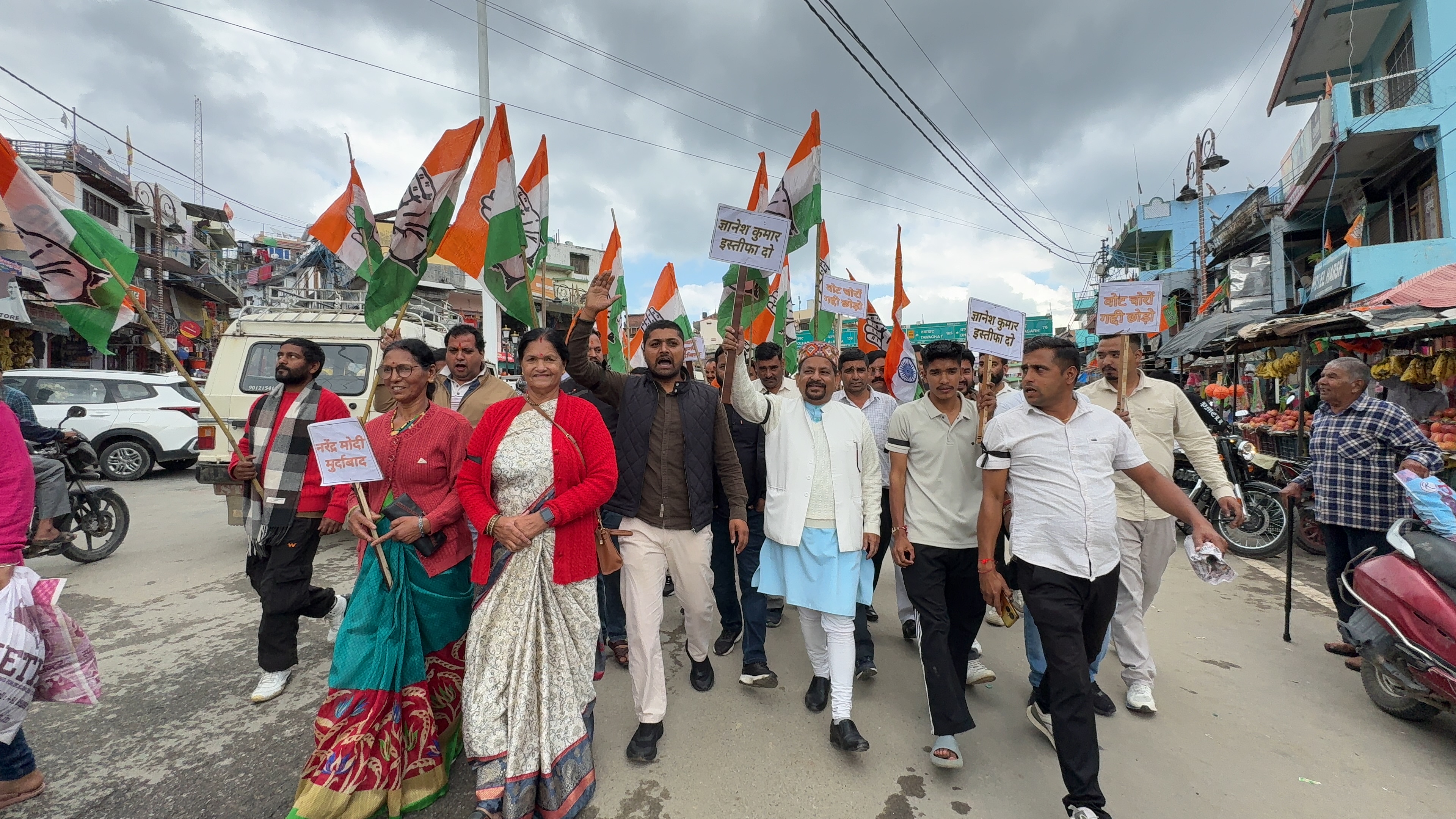 चुनाव आयोग की कार्यप्रणाली के खिलाफ सड़कों पर उतरी कांग्रेस