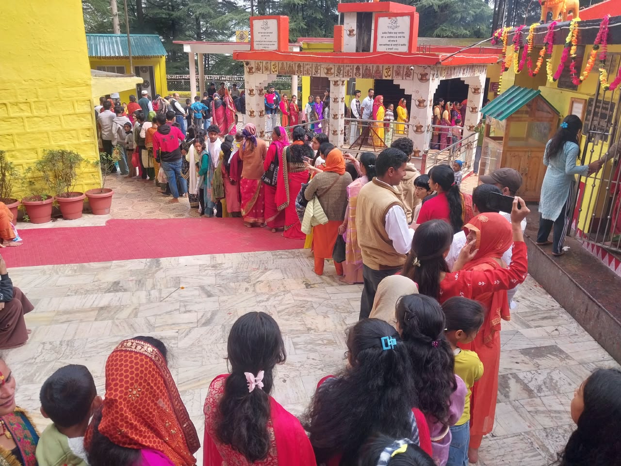 गंगोलीहाट में आस्था का महाकुंभ: शारदीय नवरात्र के पहले दिन मां महाकाली के दरबार में उमड़े श्रद्धालु, गूंजे जयकारे।
