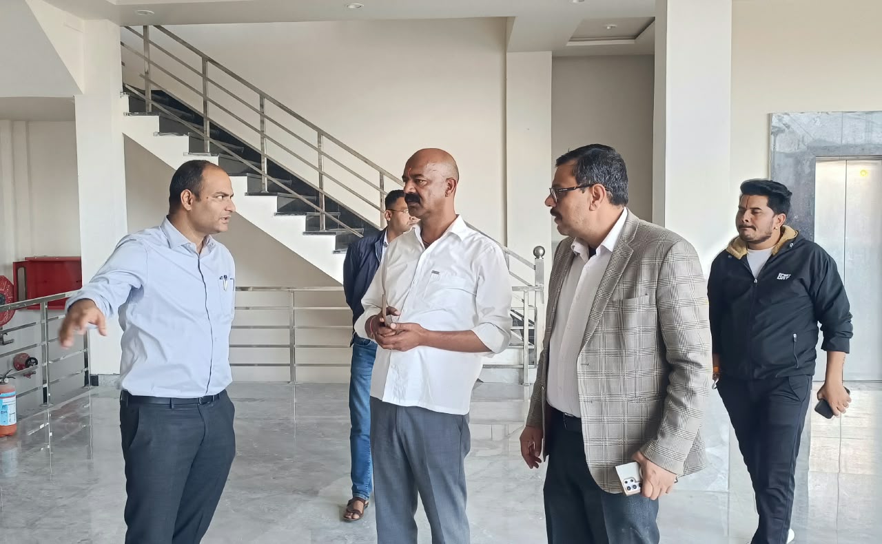 मा. मुख्यमंत्री के प्रस्तावित चंपावत भ्रमण की तैयारियों को लेकर जिलाधिकारी ने किया सर्किट हाउस और रजत जयंती पार्क का स्थलीय निरीक्षण, दिए आवश्यक दिशा-निर्देश।