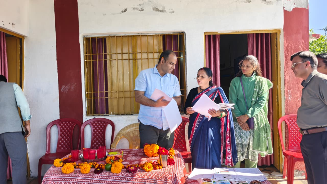 चम्पावत: दूरस्थ नीड़ बूथ पहुंचे डीएम मनीष कुमार, मतदाता सूची का किया निरीक्षण