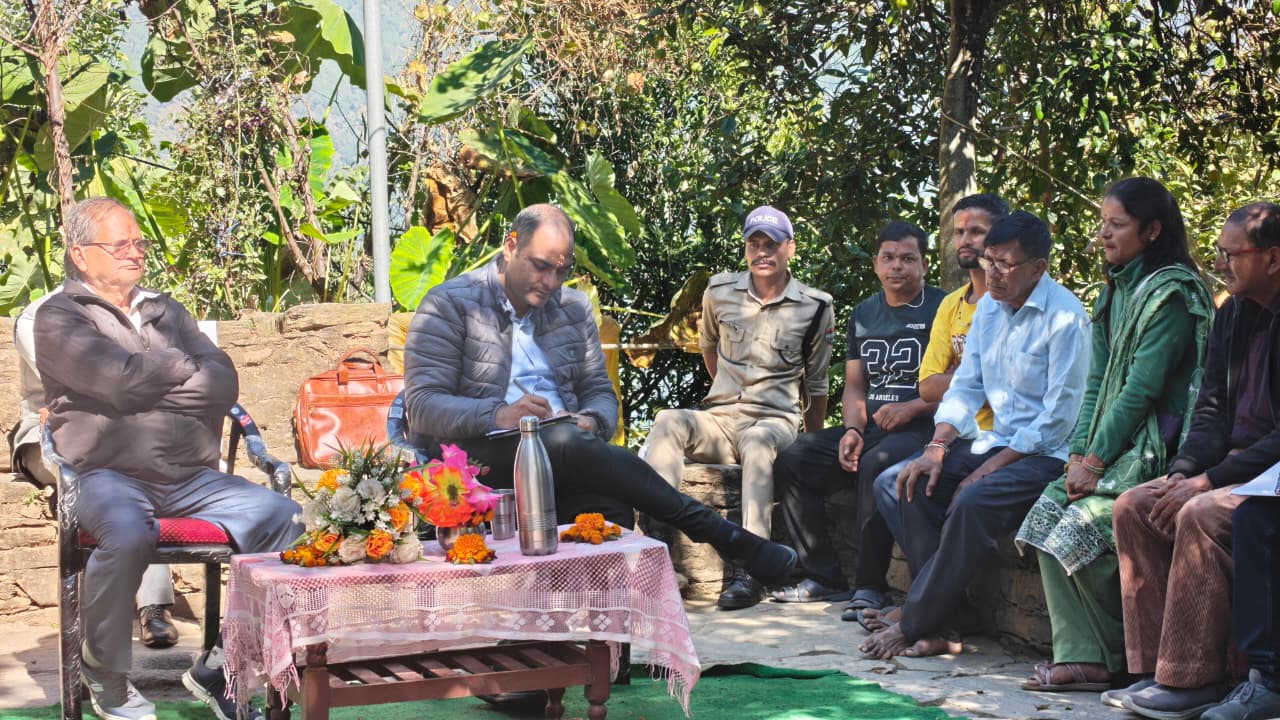 जन चौपाल में चार जरूरतमंदों को मिले श्रवण यंत्र, डीएम ने सुनीं ग्रामीणों की समस्याएं