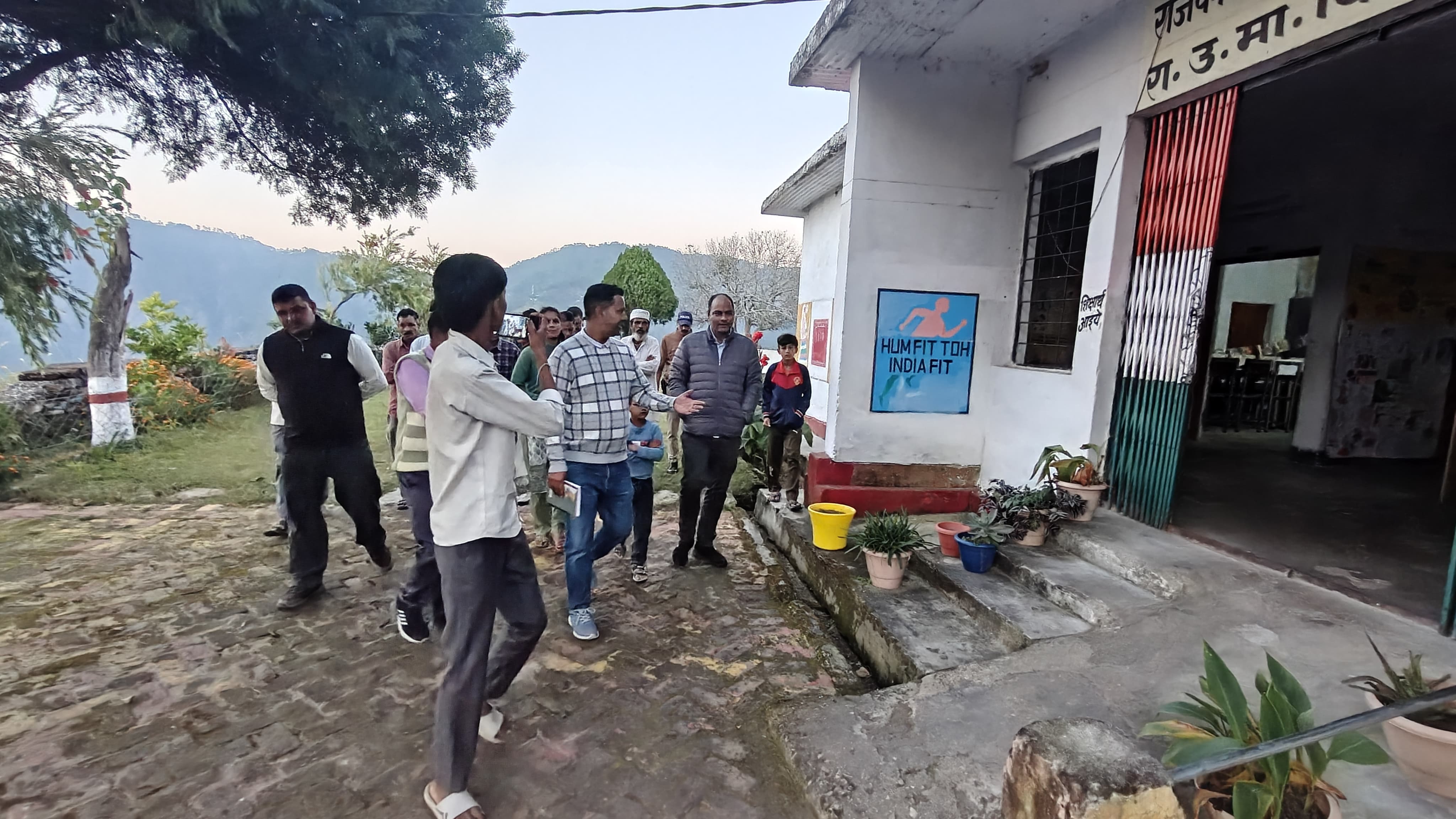 दूरस्थ नीड़ तल्ली में विद्यालयों और लाइब्रेरी का डीएम ने किया निरीक्षण