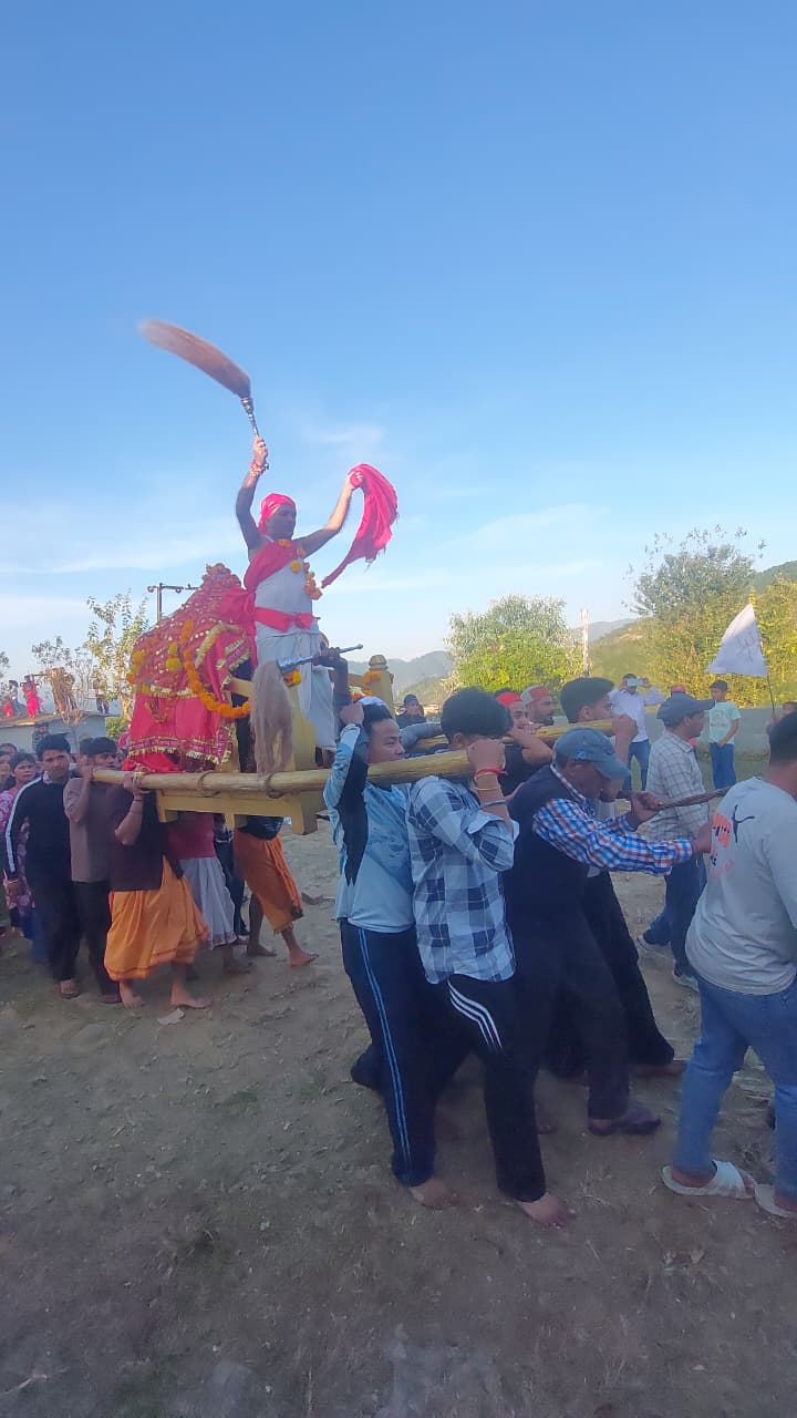 जटिल रास्तों और पहाड़ियों से होकर निकली माता भगवती की भव्य डोला यात्रा, हजारों श्रद्धालु बने साक्षी