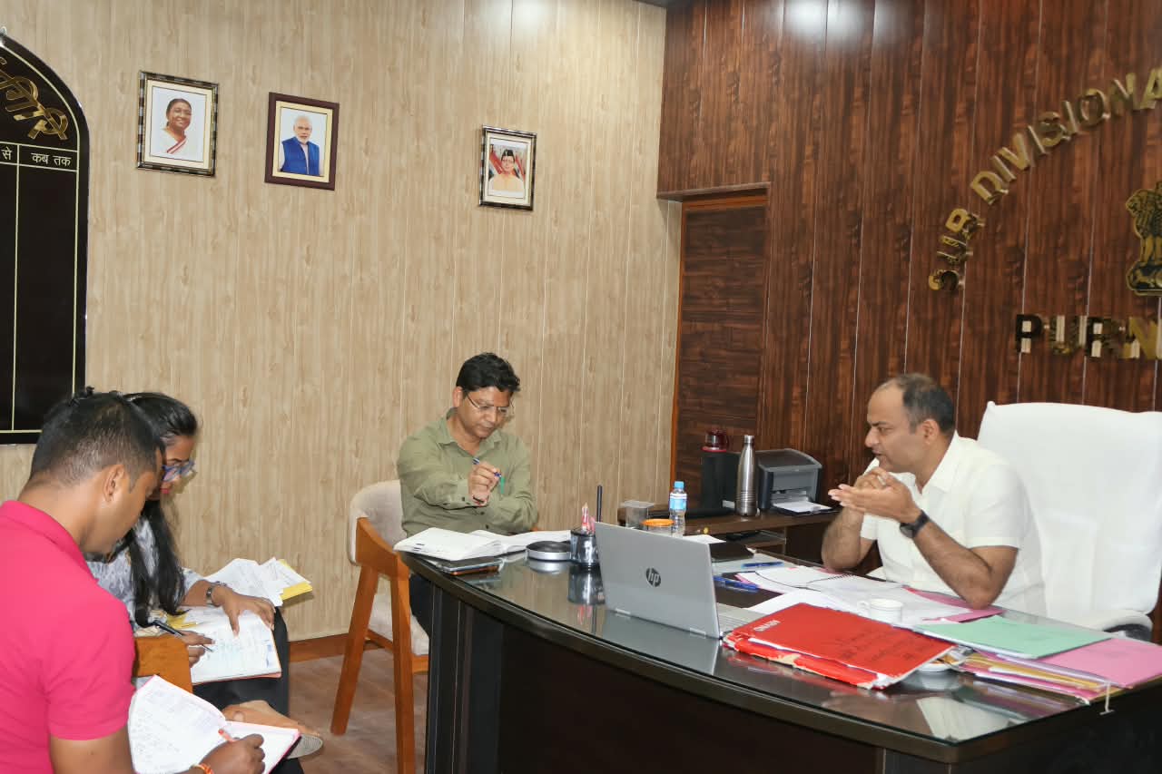 चम्पावत में निर्वाचन तैयारियों की समीक्षा, मतदान केंद्रों का निरीक्षण करेंगे अधिकारी