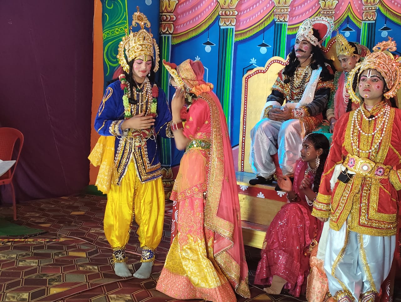 ग्रामीण क्षेत्र बीरगुल की रामलीला मैं महिला कलाकारों ने दिखाई अपनी प्रतिभा का शानदार प्रदर्शन।
