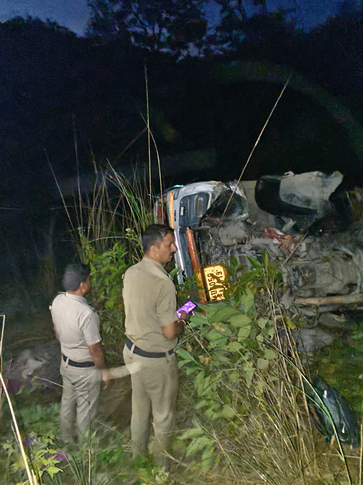 अमरू बैंड पर खाई में समाया आरबीएम से लदा डंपर, चालक घायल।
