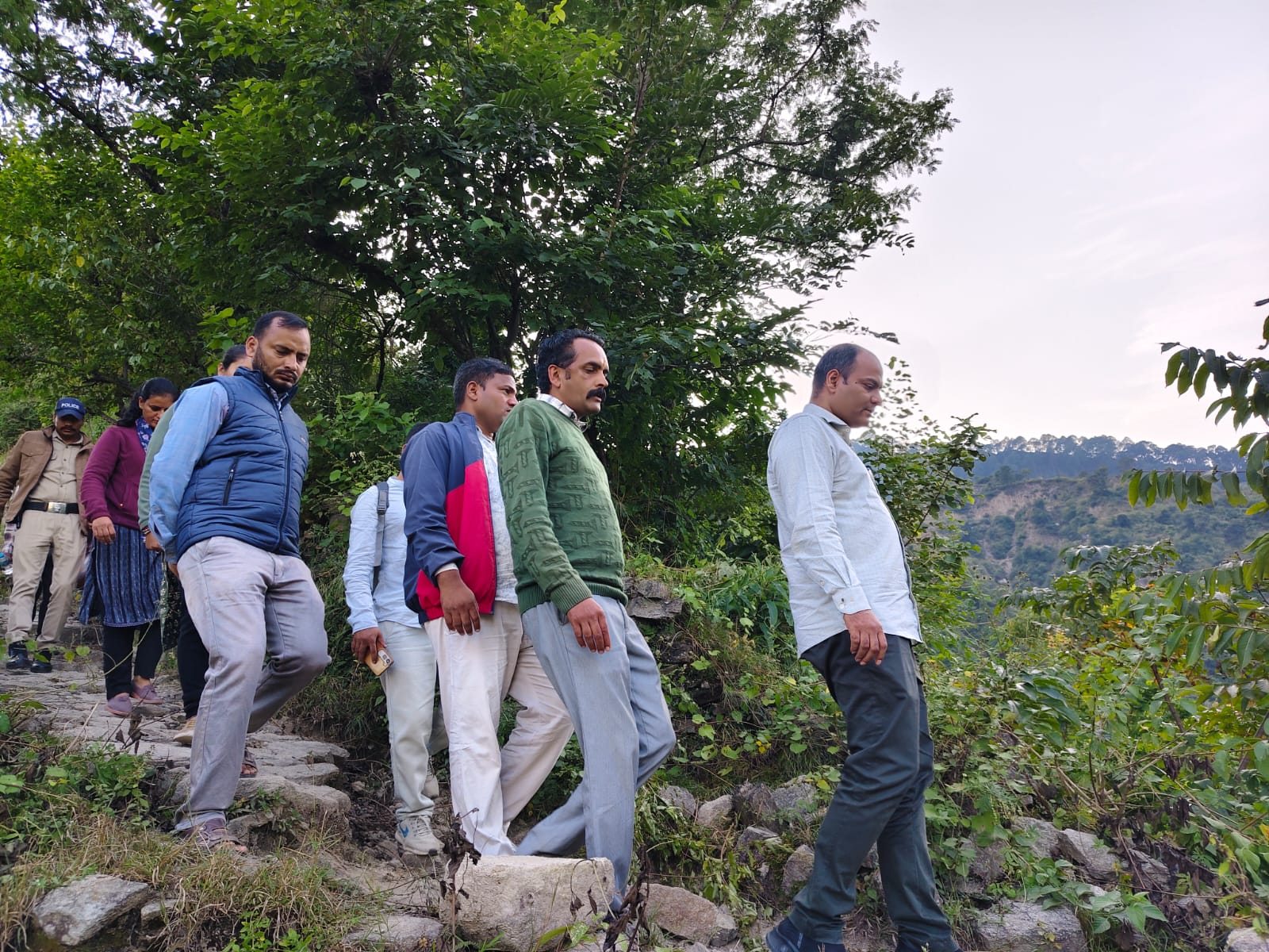 नेपाल सीमा के गांवों तक पहुंचे डीएम, विकास की उम्मीदों को मिले पंख