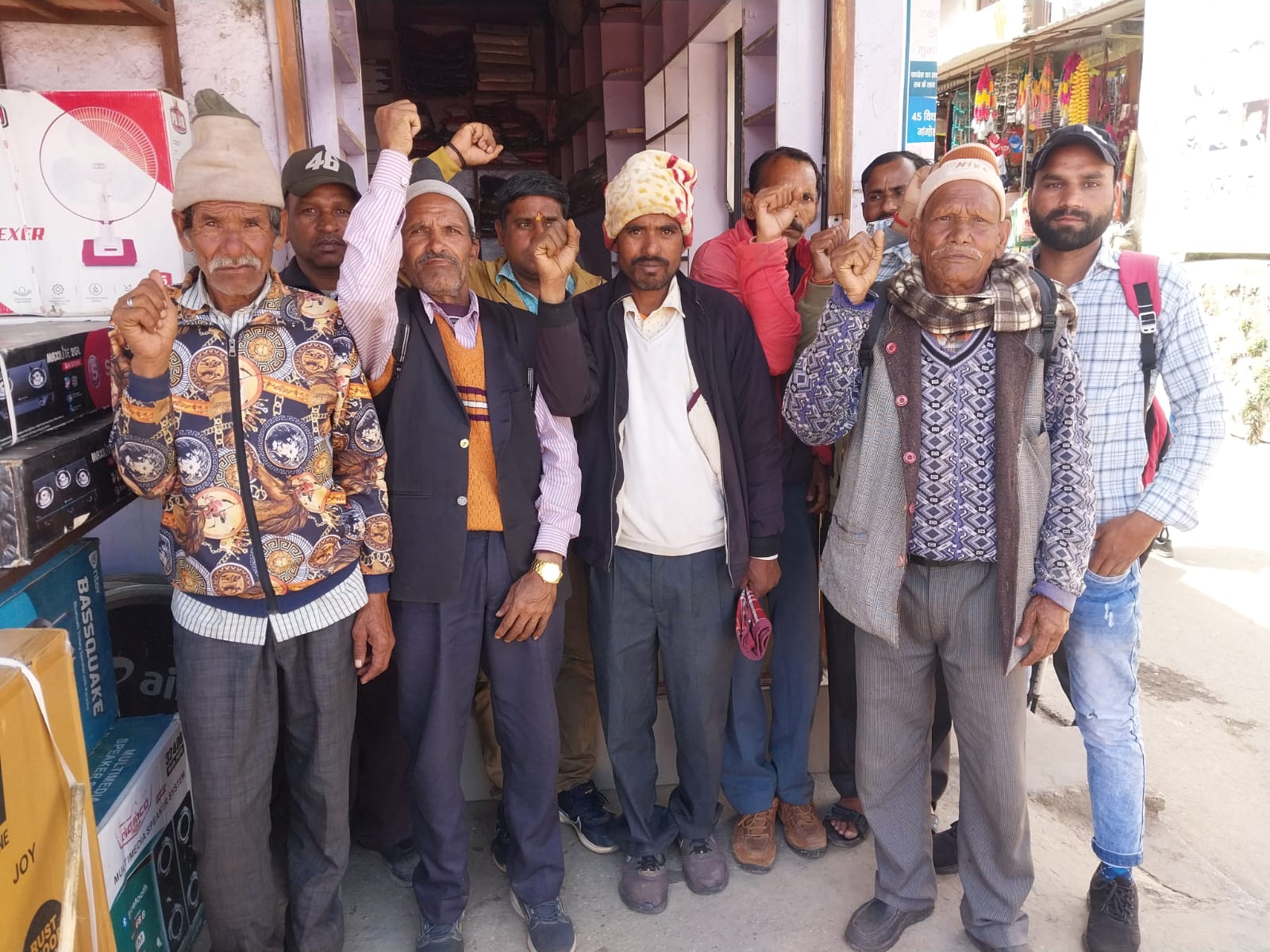 गंगोलीहाट: मोटर मार्ग सर्वे को लेकर ग्रामीणों में रोष, एसडीएम को सौंपा ज्ञापन।