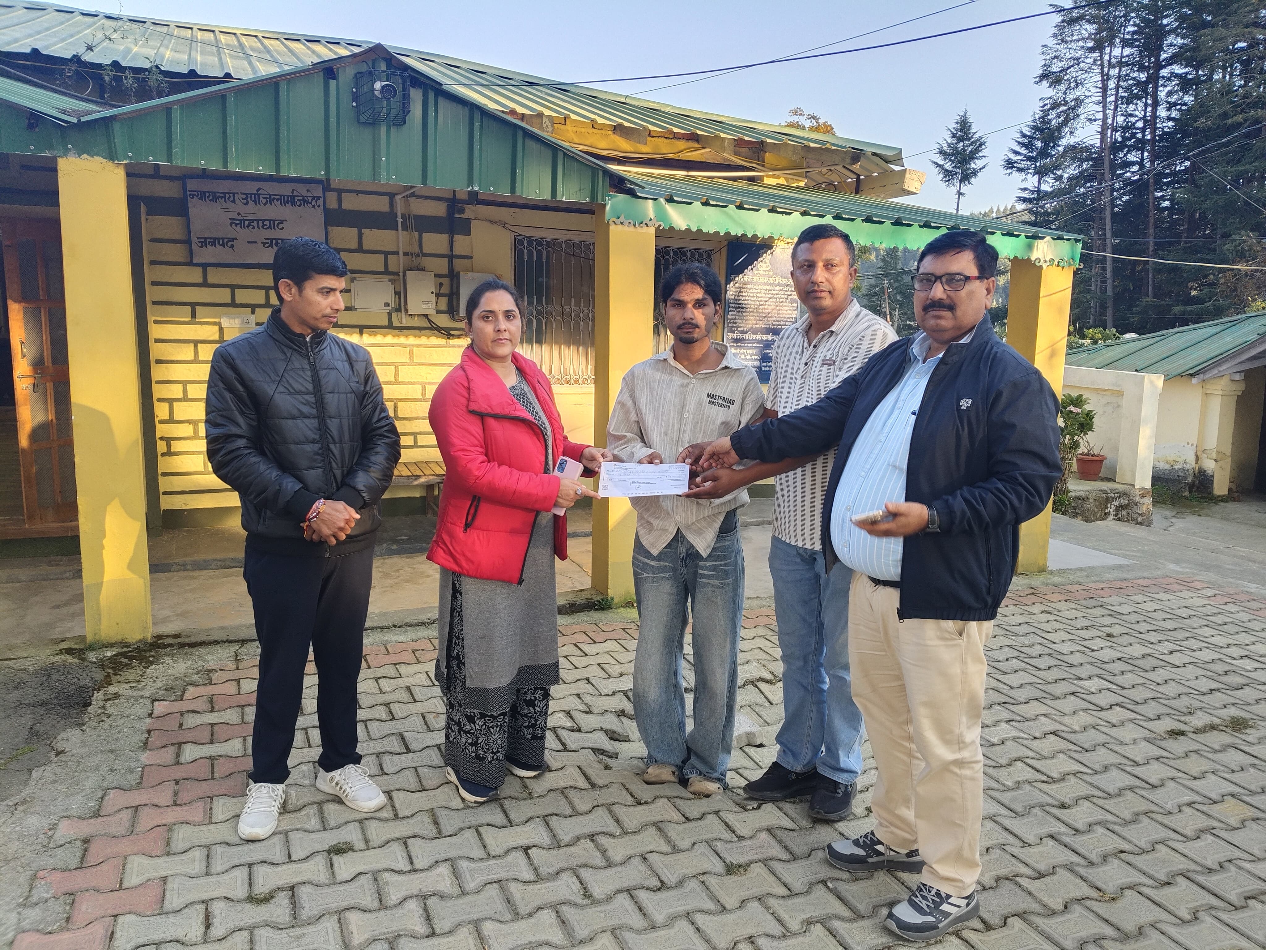 मटियानी भूस्खलन हादसे में मृत सावित्री देवी के परिवार को मिले चार लाख रुपये